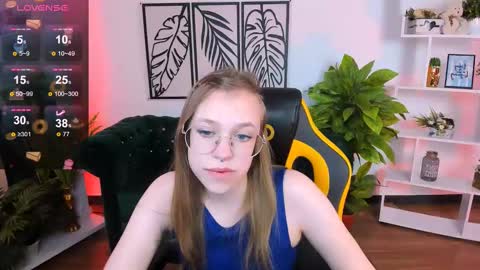 layriantavee online show from March 7, 10:35 am