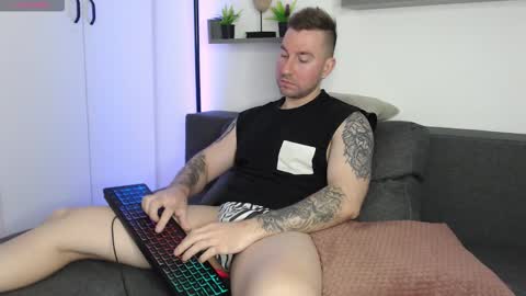 Snapshot of lazar_angels chatting on September 28, 5:24 am Laz online show from September 28, 5:24 am