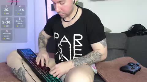 Snapshot of lazar_angels chatting on November 28, 2:47 am Laz online show from November 28, 2:47 am