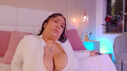 Snapshot of leah_bensoon chatting on October 6, 3:09 pm Leah online show from October 6, 3:09 pm