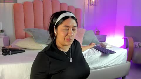 Snapshot of leah_bensoon chatting on November 24, 3:34 pm Leah online show from November 24, 3:34 pm