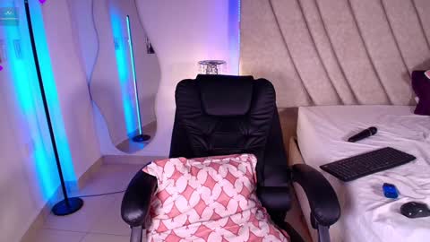 Snapshot of leahprada_ chatting on January 2, 11:16 pm Instagram Leahprada online show from January 2, 11:16 pm