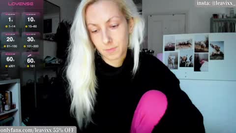 Snapshot of leavixx chatting on December 10, 3:22 pm LeaVixx online show from December 10, 3:22 pm