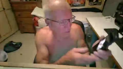 Snapshot of leezimmerman200 chatting on May 4, 6:09 am leezimmerman200 online show from May 4, 6:09 am