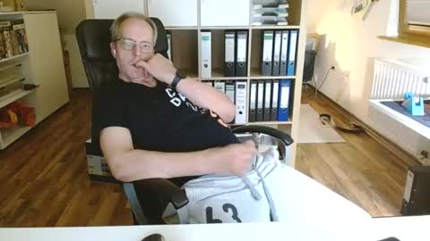 Snapshot of lefti27 chatting on July 19, 10:24 pm Dave online show from July 19, 10:24 pm
