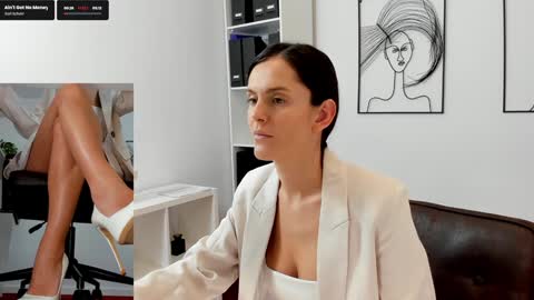 Snapshot of legswattitude chatting on March 11, 8:52 am Elle online show from March 11, 8:52 am