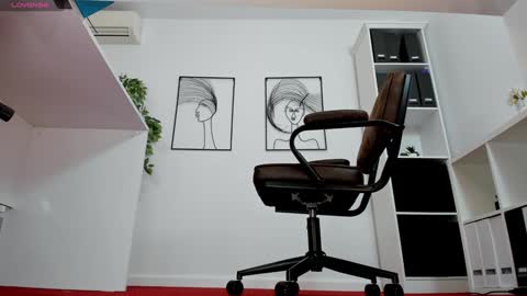 Snapshot of legswattitude chatting on March 12, 8:51 am Elle online show from March 12, 8:51 am