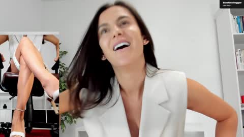 Snapshot of legswattitude chatting on September 10, 6:02 am Elle online show from September 10, 6:02 am