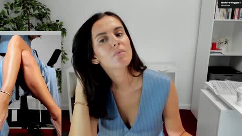 Snapshot of legswattitude chatting on September 11, 6:02 am Elle online show from September 11, 6:02 am