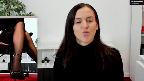 Snapshot of legswattitude chatting on October 2, 6:42 am Elle online show from October 2, 6:42 am