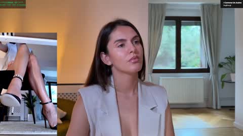 Snapshot of legswattitude chatting on October 6, 8:01 am Elle online show from October 6, 8:01 am