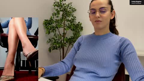 Snapshot of legswattitude chatting on November 4, 8:46 am Elle online show from November 4, 8:46 am