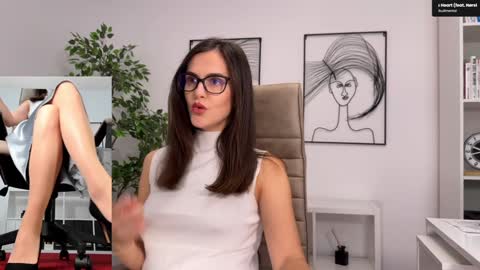 Snapshot of legswattitude chatting on November 17, 10:54 am Elle online show from November 17, 10:54 am