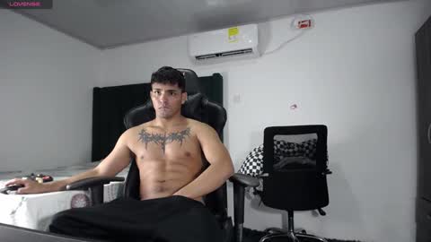 Snapshot of lei_77 chatting on December 18, 12:10 am Lei online show from December 18, 12:10 am