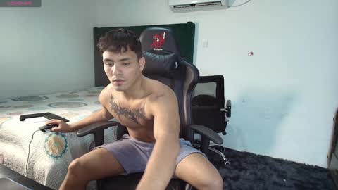 Snapshot of lei_77 chatting on February 6, 12:22 am Lei online show from February 6, 12:22 am