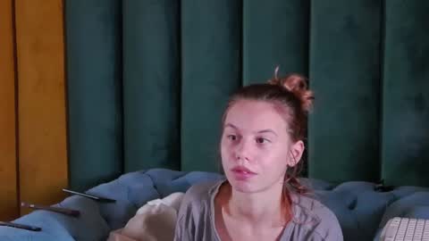 leiahux online show from July 18, 5:44 am