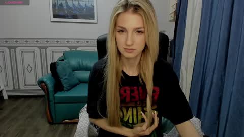 Snapshot of leila_morriss chatting on December 2, 7:03 am Leila Morriss online show from December 2, 7:03 am