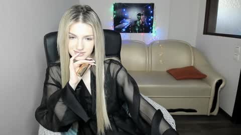 Snapshot of leila_morriss chatting on December 11, 12:02 am Leila Morriss online show from December 11, 12:02 am