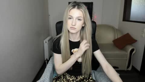 Snapshot of leila_morriss chatting on December 11, 3:24 am Leila Morriss online show from December 11, 3:24 am