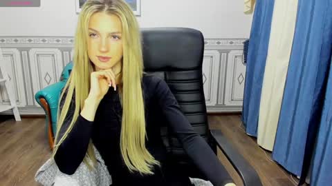 Snapshot of leila_morriss chatting on December 23, 1:13 pm Leila Morriss online show from December 23, 1:13 pm
