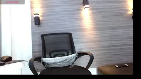 lelehott01 online show from July 18, 3:22 am