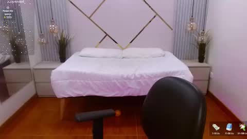 Snapshot of lena_roses chatting on September 25, 10:02 pm Lena online show from September 25, 10:02 pm