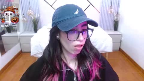 Snapshot of lena_roses chatting on October 18, 8:53 pm Lena online show from October 18, 8:53 pm