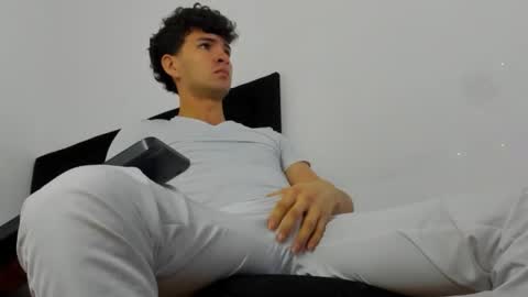 Snapshot of leo183877 chatting on February 25, 11:53 am leo183877 online show from February 25, 11:53 am