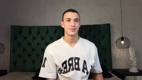 Snapshot of leo_delvey chatting on December 5, 1:25 am leo online show from December 5, 1:25 am