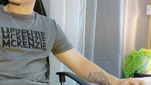 leo_miller_ online show from April 22, 11:23 am