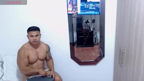 Snapshot of leo_muscleboy chatting on November 6, 11:59 pm Leo online show from November 6, 11:59 pm