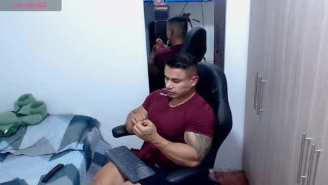 Snapshot of leo_muscleboy chatting on November 29, 12:13 am Leo online show from November 29, 12:13 am