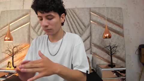 Snapshot of leofeniix chatting on February 22, 3:40 am Leo online show from February 22, 3:40 am