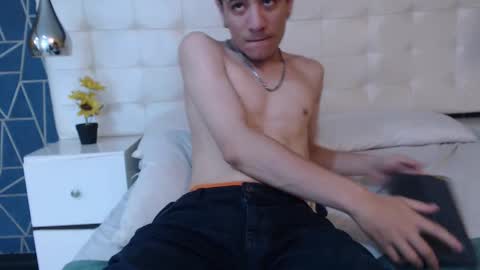 Snapshot of leofeniix chatting on February 26, 4:55 am Leo online show from February 26, 4:55 am