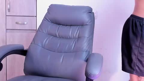 leohard_ online show from January 5, 5:27 pm