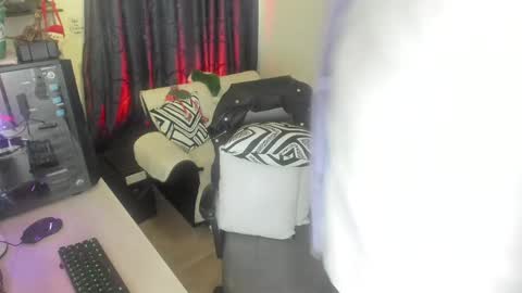 Snapshot of leon_1717 chatting on December 28, 6:40 pm Leon online show from December 28, 6:40 pm