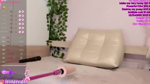 Snapshot of leonaeviann chatting on September 25, 5:00 am Leona Follow my Fansly online show from September 25, 5:00 am