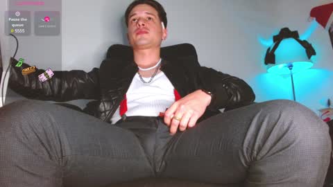 Snapshot of leonal_oconer chatting on December 9, 8:01 pm iam leonal online show from December 9, 8:01 pm