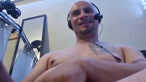 Snapshot of leonar0101 chatting on December 11, 4:28 am leonar0101 online show from December 11, 4:28 am