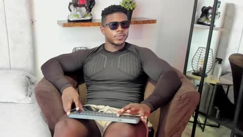 Leandro jones online show from February 19, 9:00 pm