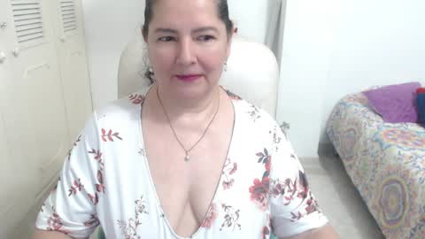 leonela   online show from May 8, 1:00 am