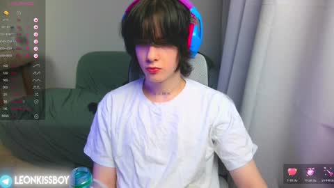 leonkissboy online show from April 5, 9:01 pm