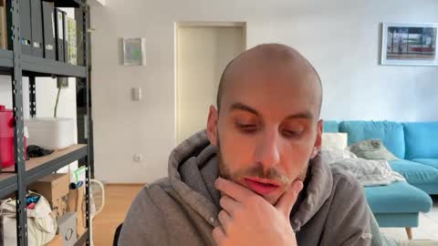 Leon online show from March 18, 3:04 pm