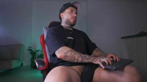 Snapshot of leosalvatore_ chatting on April 25, 3:20 am Leo Salvatore online show from April 25, 3:20 am