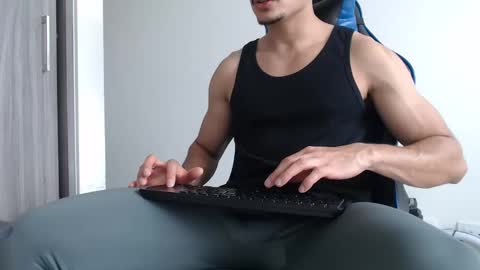 leostorm25 online show from April 23, 9:50 pm