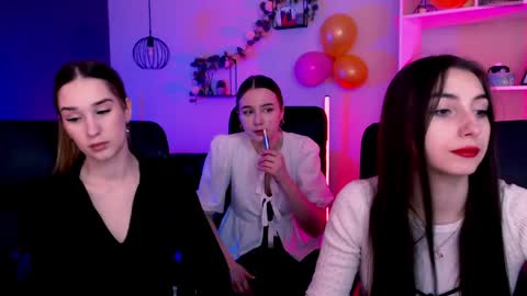 leslie_bird online show from April 3, 8:12 am