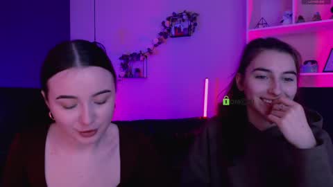 leslie_bird online show from April 9, 9:04 am