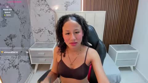 Snapshot of leslysimpson chatting on February 17, 7:53 pm online show from February 17, 7:53 pm