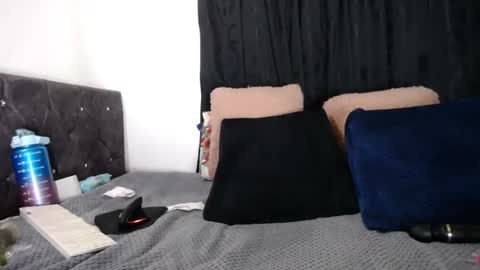 lessliee online show from February 11, 4:44 am