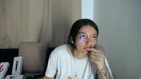 lessliee online show from April 16, 8:15 am